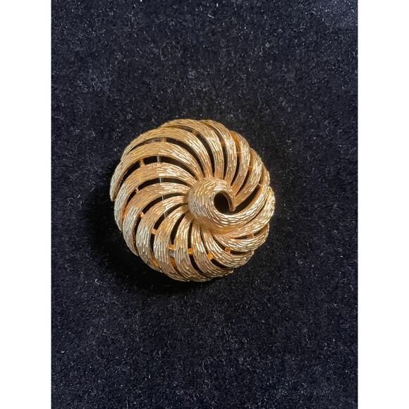 Lot of 2 vintage Gold Tone Brooches Trifari and Monet Signed - Picture 3 of 7